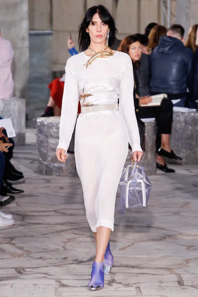 Look 10